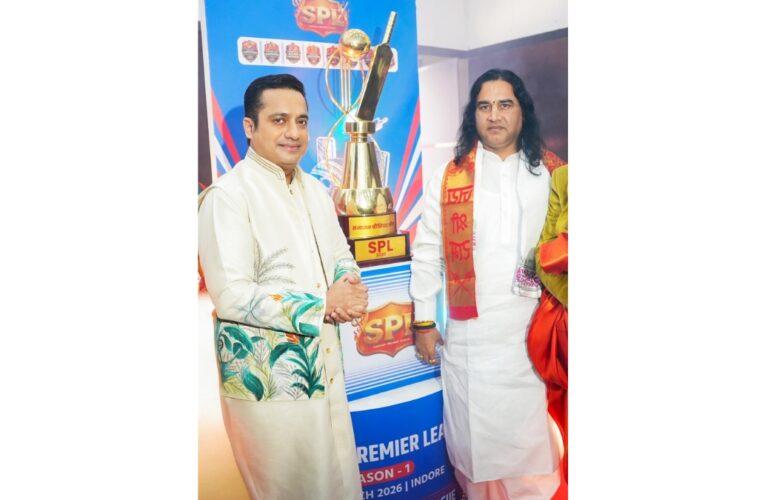Devkinandan Thakur Ji Maharaj and Bada Business Founder Dr Vivek Bindra Unveil SPL Trophy