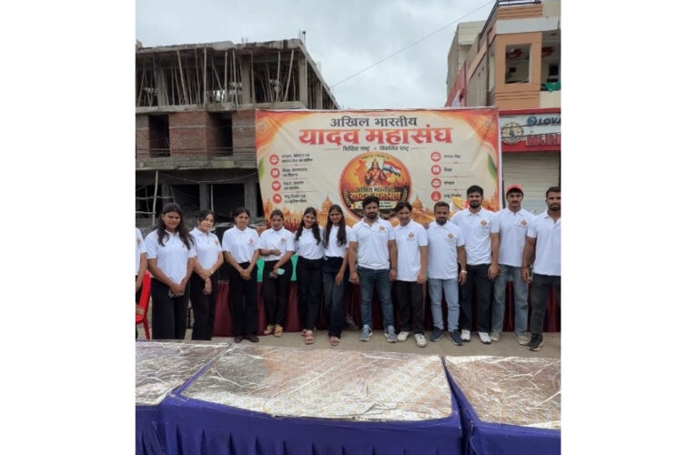 Akhil Bharatiya Yadav Mahasangh Organises Mahaprasadi and Pure Bottled Water Distribution at Ujjain Mahakal on Nag Panchami and Sawan Somwar